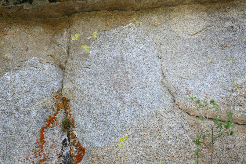 As we're leaving this last site, we think that there might be an almost invisible picto on the rock face that you see here.  Look at it carefully and then roll your mouse over the photo to see if there really is one there!
