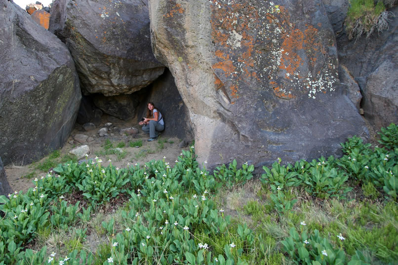 Just at the edge of the modern campsite, we find a small prehistoric camp complete with obsidian chips, grinding slick and petroglyphs.  Check it out in the following photos.