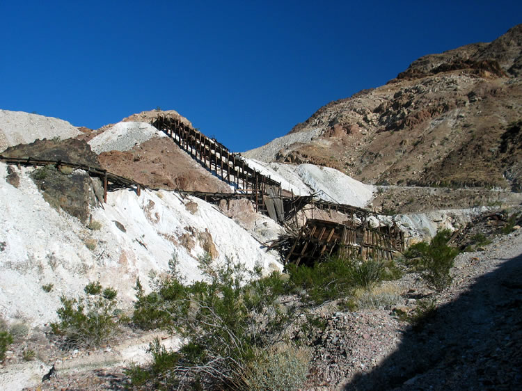 Just up the road and around a bend from our campsite is the Moorehouse Talc Mine.