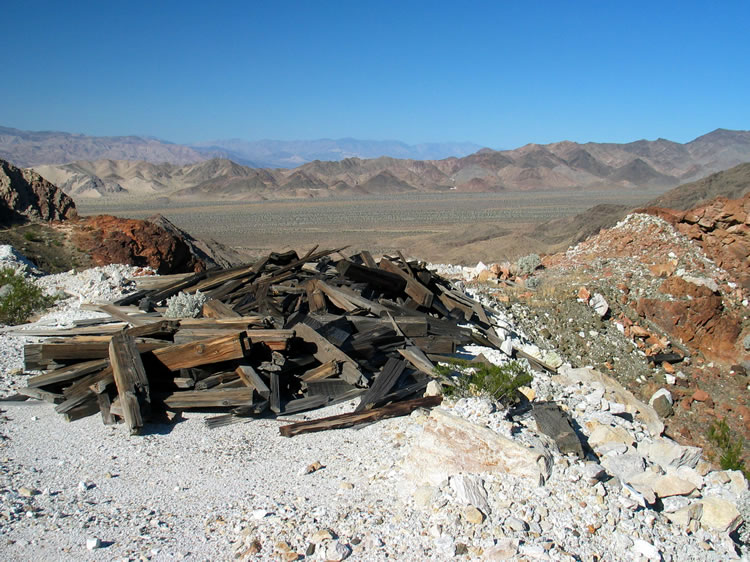 Over the pile of old shoring timbers, you can look out across Buckwheat Wash toward the location of the 