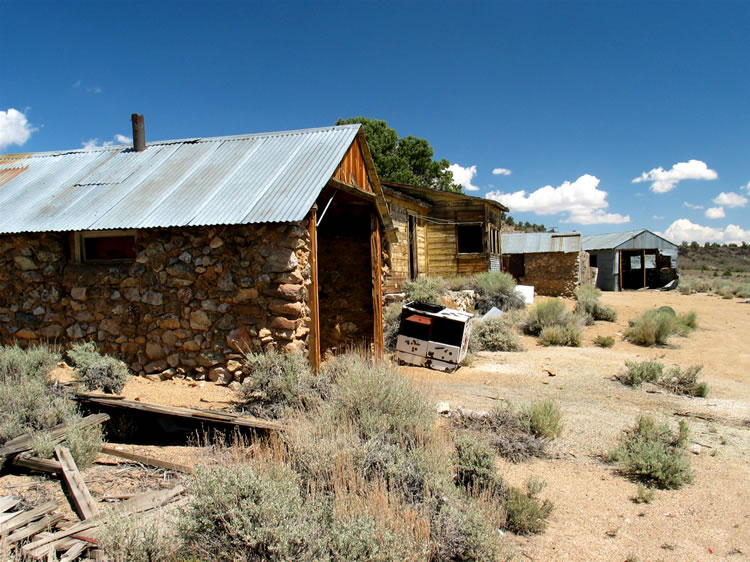 The main house was originally flanked by sheds, a machine shop, a power plant and various other buildings.