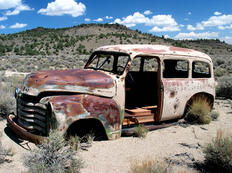 With this as our cue,  we climb back in the Lizardmobile and head off toward Fish Lake Valley.