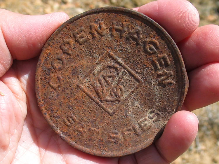 The top of a tobacco tin.