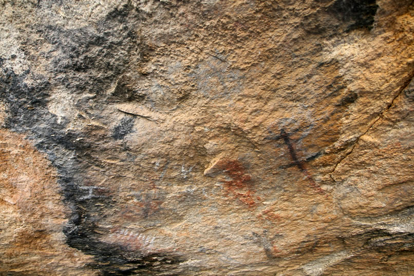 Lots of over-painting took place at this site as witnessed by the black lizard-like element which is painted over a pre-existing red image.