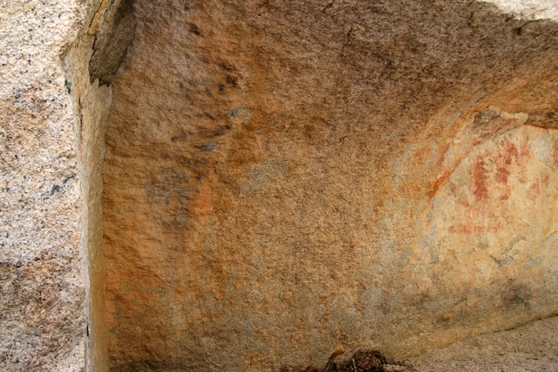 It took a while for us to realize that there's also a faint pictograph in black on the left hand side of the same boulder.